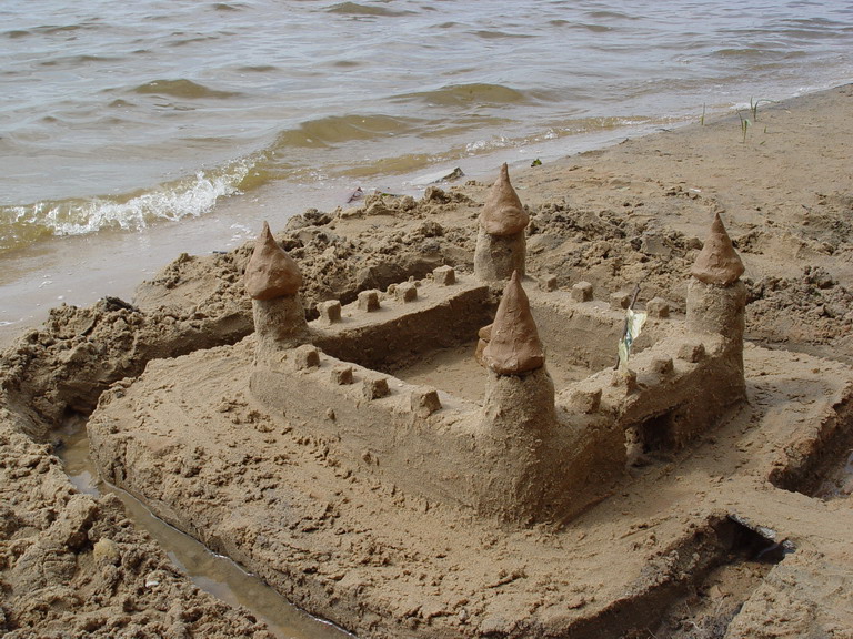 Посмотреть на замки, построенные из песка